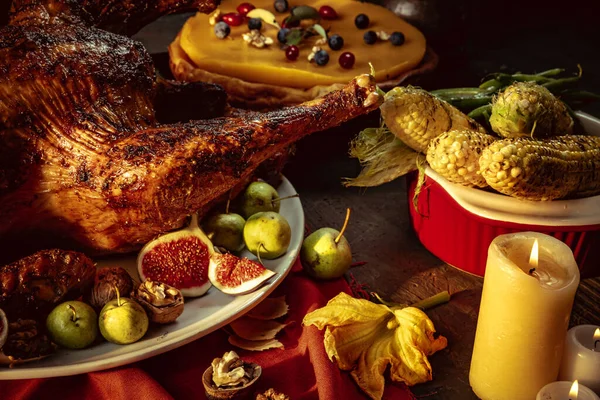 Close-up vakantie ingericht tafel met geroosterde kalkoen en seizoen traditionele groenten. Thanksgiving dag, nationale tradities — Stockfoto