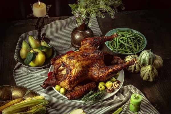 Bovenaanzicht van vakantie ingericht tafel met geroosterde kalkoen en seizoen traditionele groenten. Thanksgiving dag, nationale tradities — Stockfoto