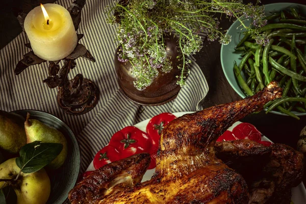 Close-up vakantie ingericht tafel met geroosterde kalkoen en seizoen traditionele groenten. Thanksgiving dag, nationale tradities — Stockfoto