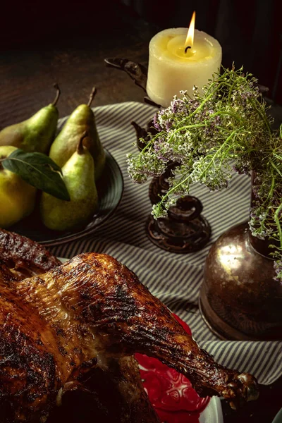Gedecoreerde tafel voor herfstvakantie diner. Geroosterde kalkoen, glazen wijn en kleine feestelijke pompoenen — Stockfoto