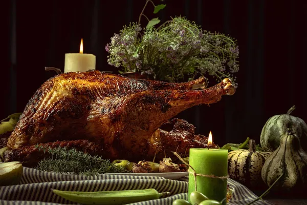 Wenskaart ontwerp met geroosterde kalkoen, kip en herfst traditionele groenten. Vijgen, pompoenen. Thanksgiving dag — Stockfoto