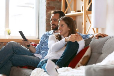 Gülümseyen evli çift evde, evde birlikte vakit geçiriyorlar. Orta yaşlı çift birlikte oturuyor. Aile kavramı, ilişki