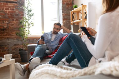 Gülümseyen evli çift evde, evde birlikte vakit geçiriyorlar. Orta yaşlı çift birlikte oturuyor. Aile kavramı, ilişki