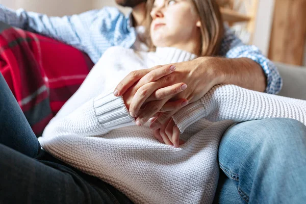 Erkek ve kadın ellerine yakın çekim. Orta yaşlı evli çift el ele tutuşuyor. Aile kavramı, ilişki