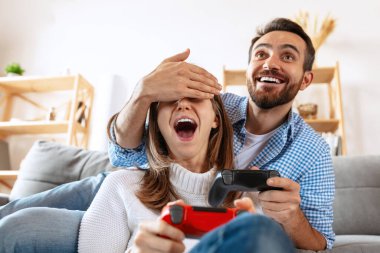 Gülümseyen evli çift evde, evde birlikte vakit geçiriyorlar. Orta yaşlı çift birlikte oturuyor. Aile kavramı, ilişki