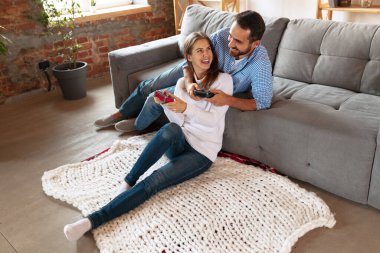 Gülümseyen evli çift evde, evde birlikte vakit geçiriyorlar. Orta yaşlı çift birlikte oturuyor. Aile kavramı, ilişki