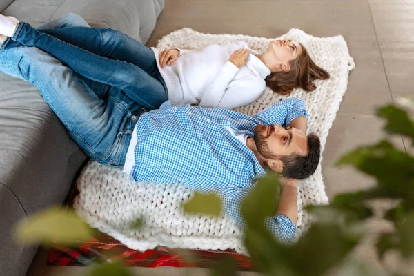 Visão de alto ângulo de casal feliz passar o tempo juntos em casa, dentro de casa. Está calmo, encantado. Conceito de família, relacionamento — Fotografia de Stock