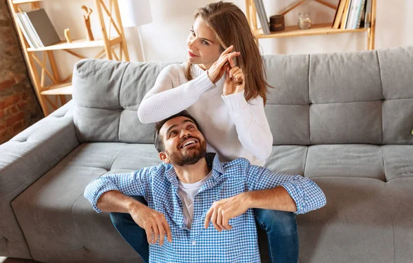 Feliz hombre y mujer pasando tiempo juntos en casa, en interiores. Concepto de familia, amor, relación — Foto de Stock