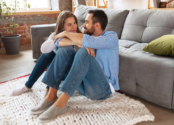 Glad man och kvinna umgås hemma, inomhus. Begreppet familj, kärlek, relation — Stockfoto