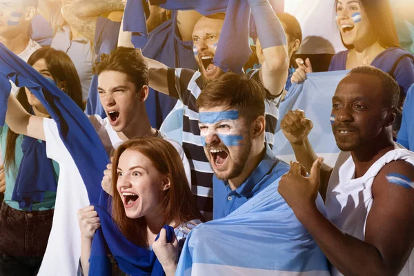 Collage de fútbol emocionado, fanáticos del fútbol de Grecia animando a su equipo con pañuelos azules blancos en el estadio. Concepto de deporte, emociones, evento en equipo, competencia. — Foto de Stock