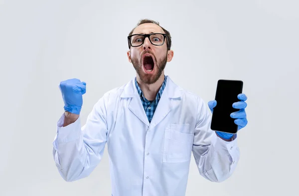 Primer plano hombre feliz, químico, médico gritando y mostrando la pantalla del teléfono aislado sobre fondo blanco. — Foto de Stock