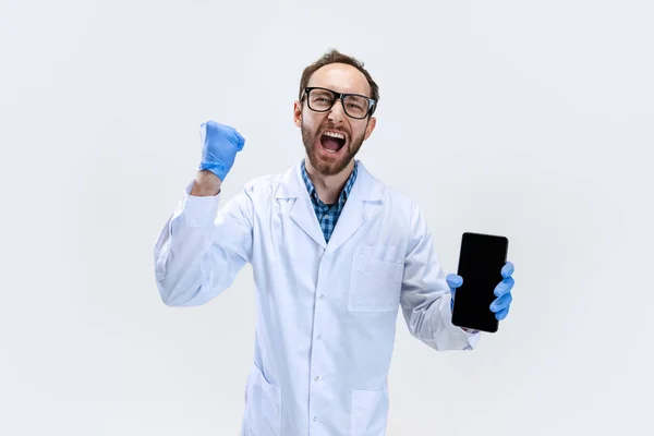 Κοντινό πλάνο ευτυχισμένος άνθρωπος, χημικός, γιατρός φωνάζοντας και δείχνοντας οθόνη του τηλεφώνου απομονώνονται σε λευκό φόντο. — Φωτογραφία Αρχείου