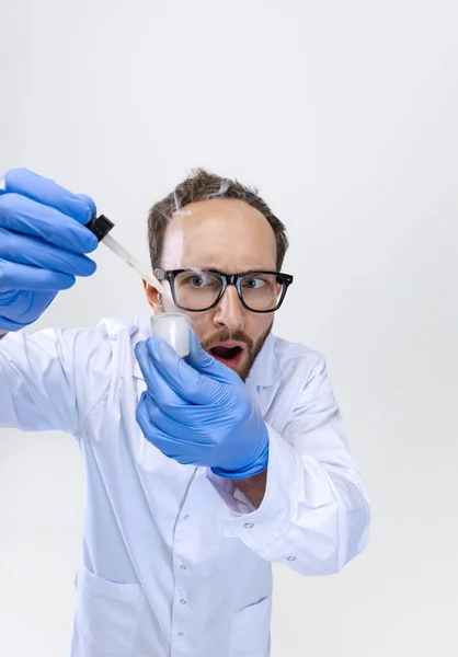 Close-up jovem químico, médico ou estudante realiza pesquisa química isolada em fundo branco. Conceito de farmacologia. — Fotografia de Stock