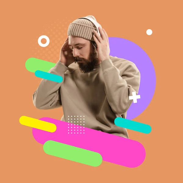 Collage de arte contemporáneo, diseño moderno. Estilo retro. Elegante hipster, hombre escuchando música sobre fondo pastel con líneas de colores neón — Foto de Stock