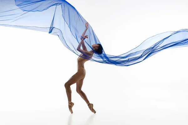 Jovem adorável bailarina japonesa dançando com tecido transparente, teia de aranha azul isolada no fundo do estúdio branco. — Fotografia de Stock