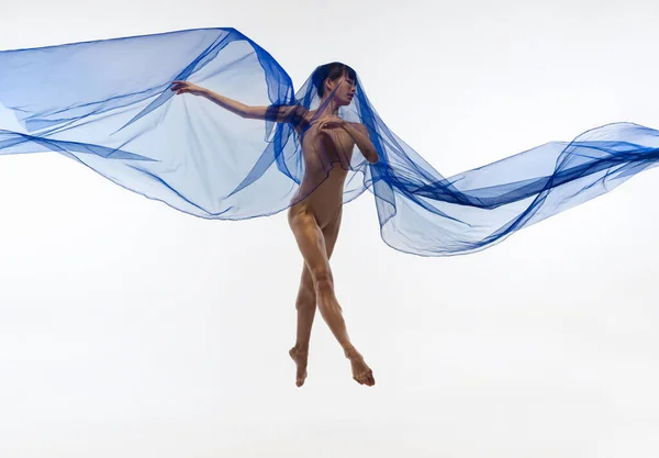 Jeune ballerine japonaise adorable dansant avec un tissu transparent, toile d'araignée bleue isolée sur fond de studio blanc. — Photo