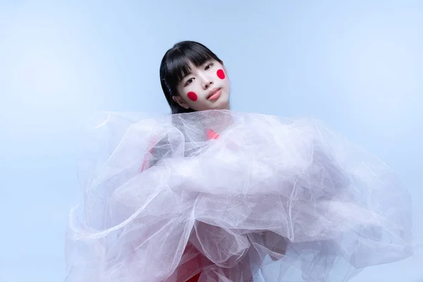 Κοντινό πλάνο πορτρέτο της νεαρής καταπληκτικής Γιαπωνέζα με φωτεινό stage make-up απομονωμένο σε λευκό φόντο στούντιο. — Φωτογραφία Αρχείου
