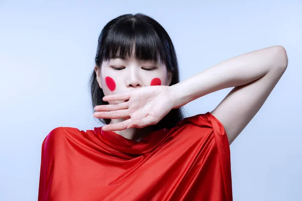 Närbild porträtt av unga fantastiska japanska flicka med ljusa scenen make-up isolerad på vit studio bakgrund. — Stockfoto