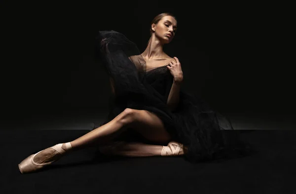 Retrato de menina bonita jovem, bailarinos modernos posando isolado no fundo escuro. Sentimentos, conceito de emoções — Fotografia de Stock