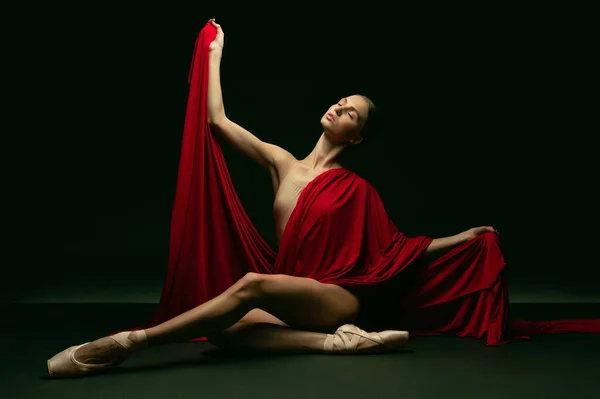 Изящная классическая балерина, позирующая как греческая богиня, изолированная на темном фоне студии. Благодать, искусство, концепция перформанса. — стоковое фото