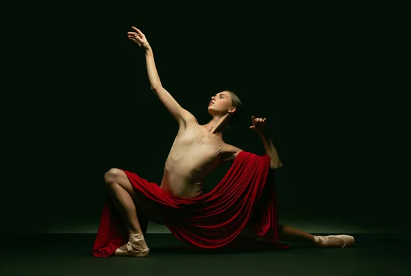 Karanlık stüdyo arka planında soyutlanmış Yunan tanrıçası gibi poz veren zarif klasik balerin. Zarafet, sanat, performans konsepti. — Stok fotoğraf