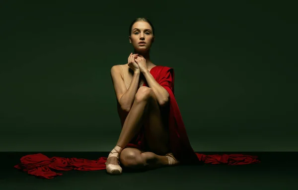 Graciosa bailarina clássica posando como deusa grega isolada no fundo do estúdio escuro. Graça, arte, conceito de performance. — Fotografia de Stock