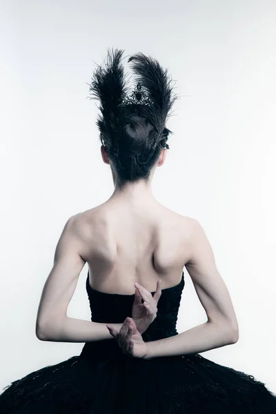 Widok z tyłu młody balerina noszenie czarny tutu, scena sukienka pozowanie izolowane na biały studio backgorund — Zdjęcie stockowe