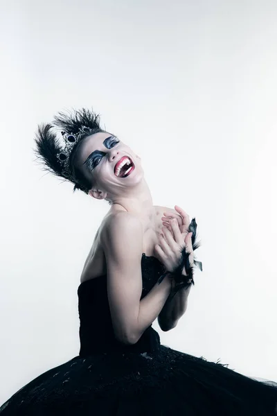 Retrato de la joven bailarina con tutú negro, vestido de escenario y maquillaje brillante posando aislado en el backgorund estudio blanco — Foto de Stock