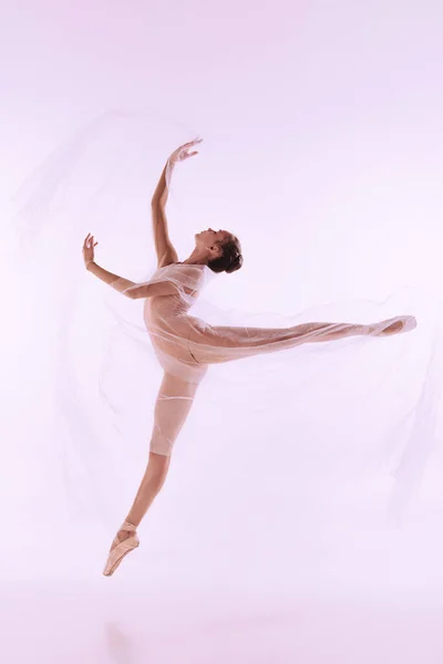 Jovem e graciosa dançarina de balé, bailarina dançando isolado no fundo do estúdio de luz. Arte, movimento, ação, flexibilidade, conceito de inspiração. — Fotografia de Stock
