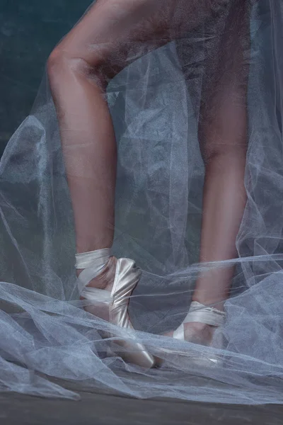 Patas de bailarinas de cerca en zapatos puntiagudos aislados sobre fondo de estudio vintage oscuro. Arte, movimiento, concepto de acción. — Foto de Stock