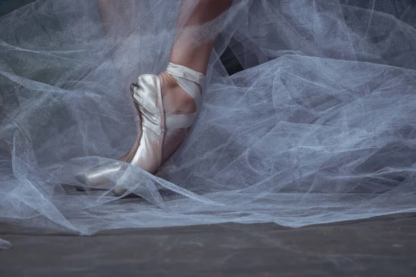Pernas de bailarinas close-up em sapatos pontiagudos isolados no fundo do estúdio vintage escuro. Arte, movimento, conceito de ação. — Fotografia de Stock