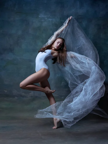 Genç ve esnek balerin portresi, eskimiş stüdyo arka planında izole edilmiş balerin dansı. Sanat, hareket, aksiyon konsepti. — Stok fotoğraf