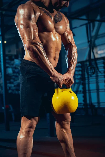 Retrato recortado de atleta musculoso, entrenamientos de culturistas solo en el gimnasio deportivo, en interiores. Concepto de deporte, actividad, estilo de vida saludable —  Fotos de Stock