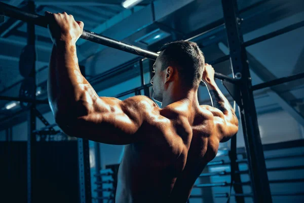 Retrato de atleta musculado, musculação treinos sozinho no ginásio esporte, dentro de casa. Conceito de esporte, atividade, estilo de vida saudável — Fotografia de Stock