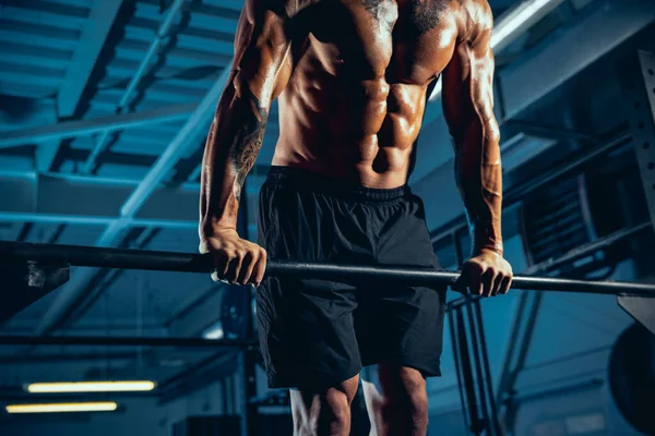 Zugeschnittenes Bild eines muskulösen Athleten, Bodybuilder-Workouts allein im Fitnessstudio, drinnen. Konzept von Sport, Aktivität, gesundem Lebensstil — Stockfoto