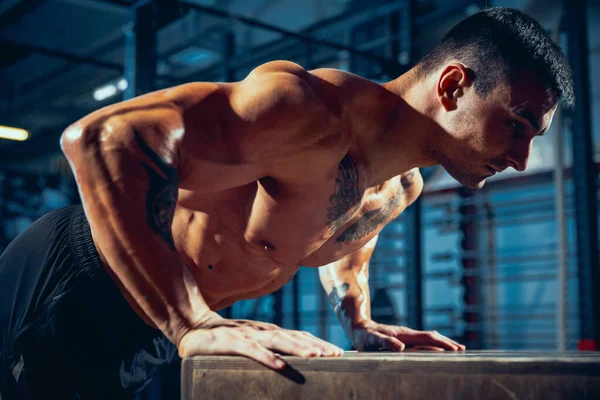 Retrato de atleta musculoso, entrenamientos de culturistas solo en el gimnasio deportivo, en interiores. Concepto de deporte, actividad, estilo de vida saludable —  Fotos de Stock