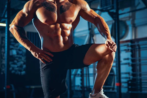 Cuerpo musculoso masculino de primer plano, culturista posando en el gimnasio deportivo, en interiores. Concepto de deporte, actividad, estilo de vida saludable — Foto de Stock