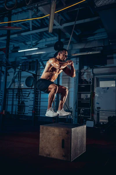 Porträt eines sportlichen Mannes, Bodybuilder-Workouts in der Sporthalle, drinnen. Konzept von Sport, Aktivität, gesundem Lebensstil — Stockfoto