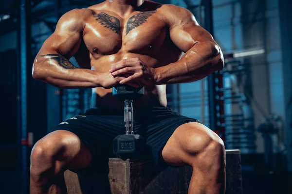 Cuerpo musculoso masculino de primer plano, culturista posando en el gimnasio deportivo, en interiores. Concepto de deporte, actividad, estilo de vida saludable —  Fotos de Stock