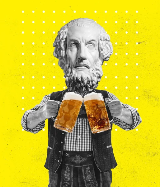 Geleneksel Bavyera kostümlü bir adamla çağdaş kolaj. Bira bardağıyla antik heykelin başında. Ekim Festivali, festival konsepti — Stok fotoğraf