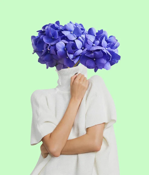 Samtida konstcollage, modern design. Retrostil. Kvinnlig kropp ledd av blommande blommor. Surrealism — Stockfoto