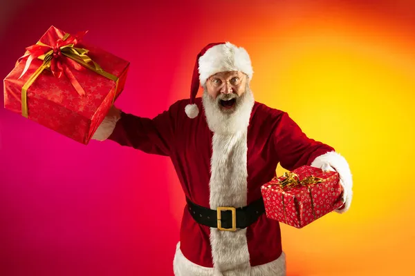 Portret uśmiechniętego Świętego Mikołaja. Koncepcja świąt. Emocjonalna twarz Świętego Mikołaja w okularach. — Zdjęcie stockowe