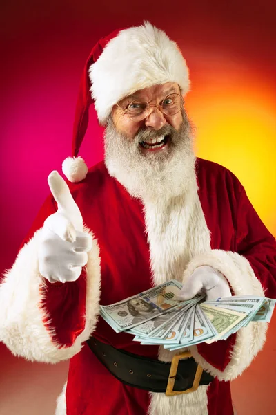 Portrét citového Santa Clause přeje bohatství a prosperitu každé rodině v Novém roce2022. Koncept dovolených — Stock fotografie