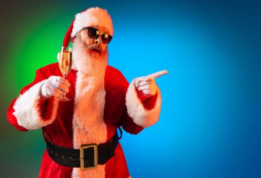 Mutlu stil sahibi Noel Baba bayram eder, eğlenir, 2022 yılını ve Noel 'i bekler. Tatiller, hayaller, eğlence konsepti