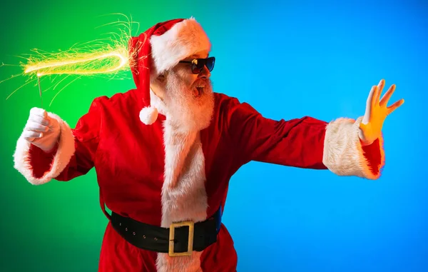 Feliz Santa Claus elegante se regocija, se divierte, espera para el Año Nuevo 2022 y la Navidad. Vacaciones, sueños, concepto de alegría —  Fotos de Stock