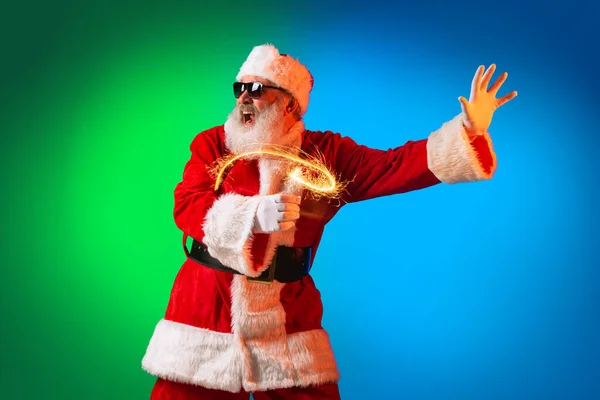 Felice elegante Babbo Natale si rallegra, si diverte, attende per il nuovo anno 2022 e Natale. Vacanze, sogni, concetto di gioia — Foto Stock