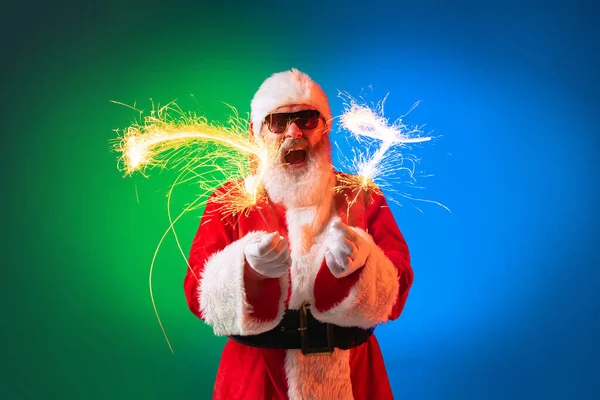 Szczęśliwy stylowy Święty Mikołaj raduje się, bawi, czeka na Nowy Rok 2022 i Boże Narodzenie. Święta, sny, koncepcja radości — Zdjęcie stockowe