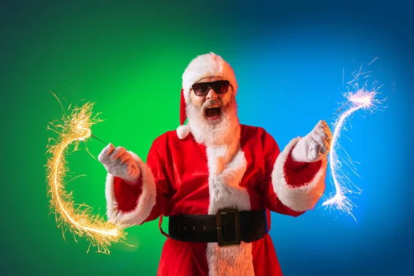 Ευτυχισμένο το κομψό Santa Claus χαίρεται, διασκεδάζει, περιμένει για το νέο έτος 2022 και τα Χριστούγεννα. Διακοπές, όνειρα, χαρά — Φωτογραφία Αρχείου