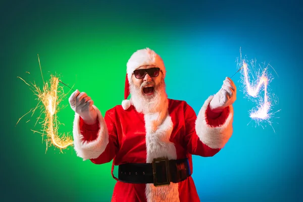 Feliz Papai Noel elegante se alegra, se diverte, aguarda o Ano Novo 2022 e Natal. Feriados, sonhos, conceito de alegria — Fotografia de Stock