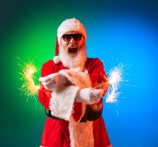 Close-up Happy stylish Santa Claus, der mit leuchtenden Wunderkerzen Spaß hat und auf Neujahr 2022 und Weihnachten wartet. Urlaub, Träume, Freude — Stockfoto